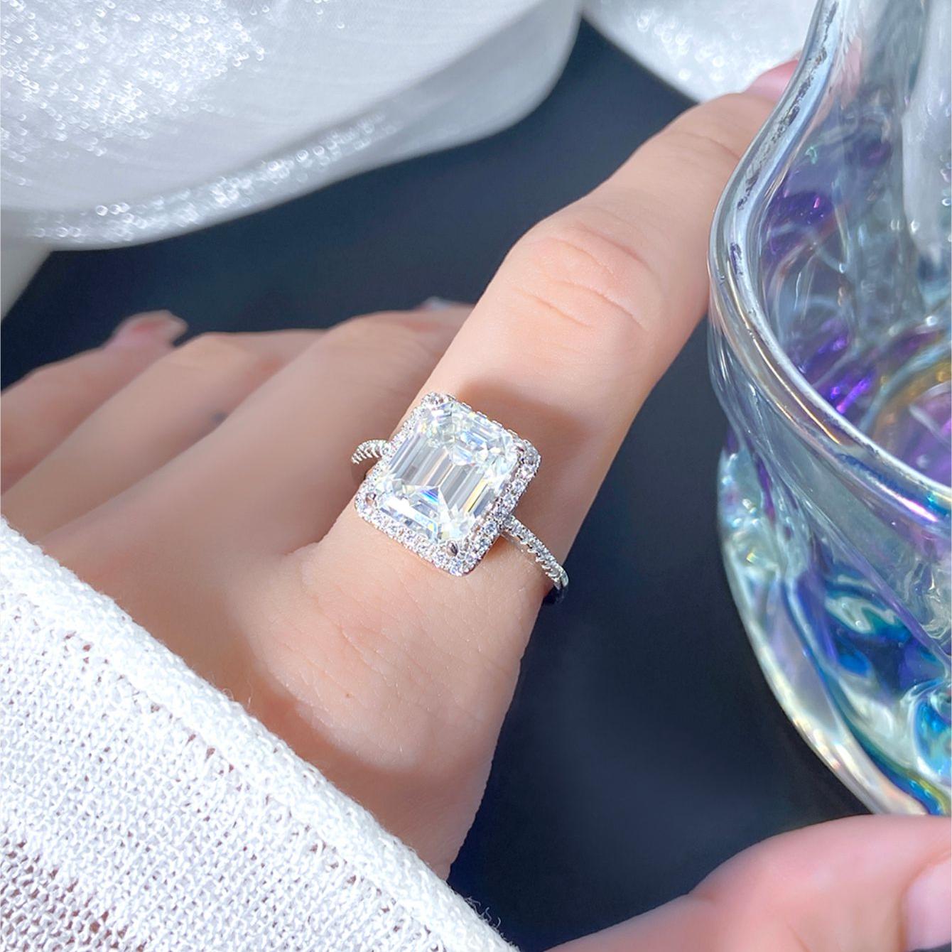 Anillo de compromiso con halo de esmeraldas de laboratorio ovaladas de 1 ct