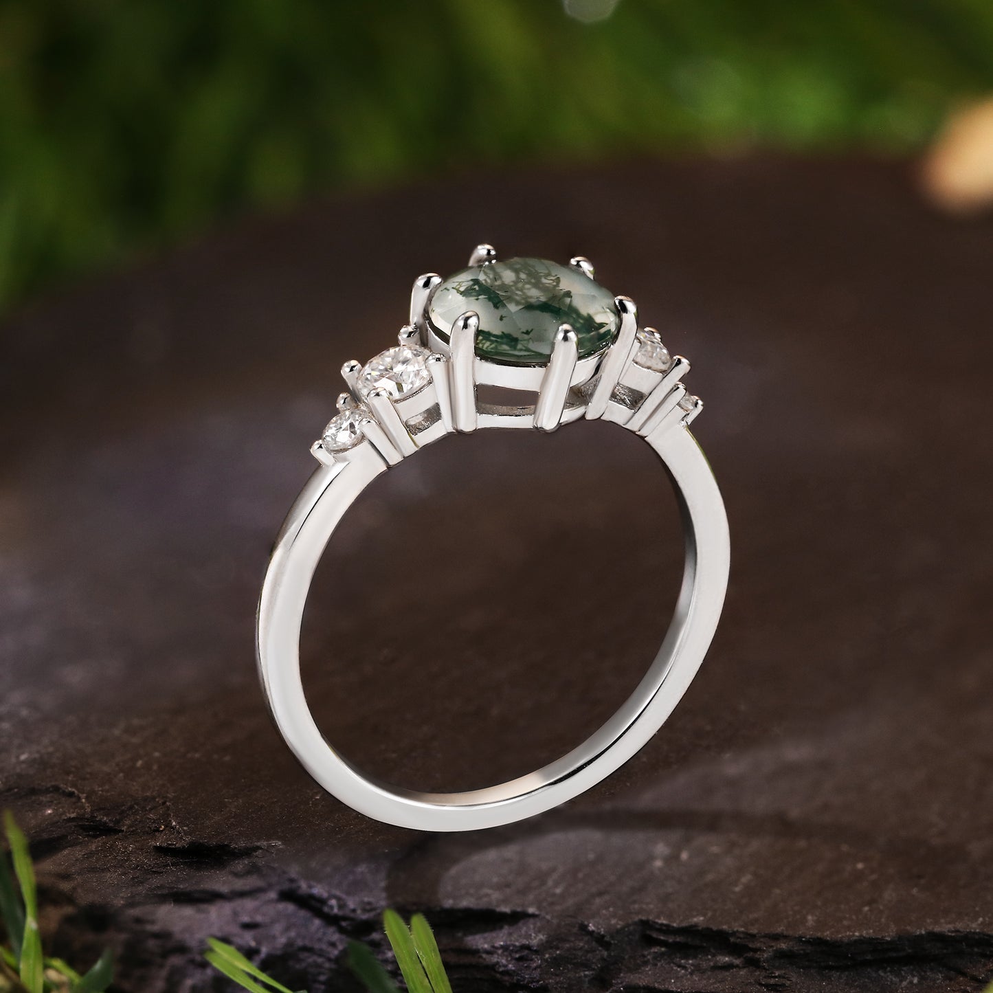 Anillo de compromiso con halo de esmeraldas de laboratorio ovaladas de 1 ct