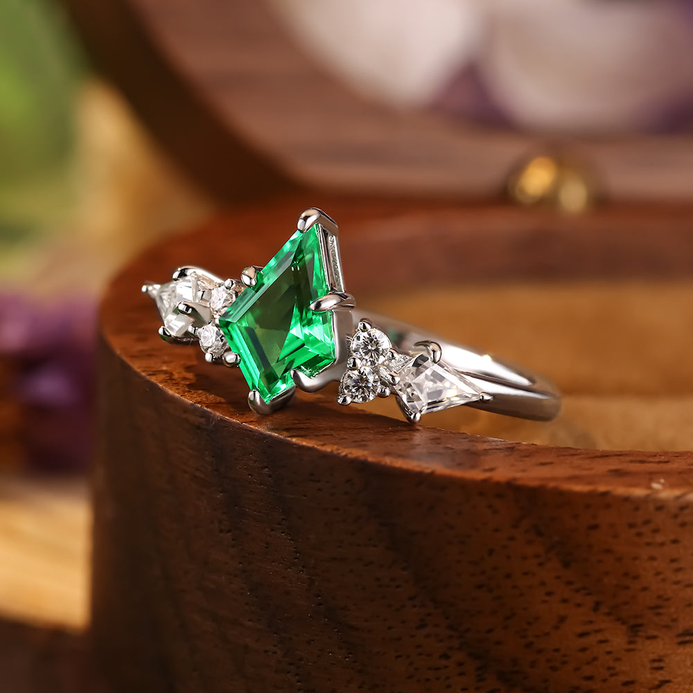 Anillo de compromiso con halo de esmeraldas de laboratorio ovaladas de 1 ct