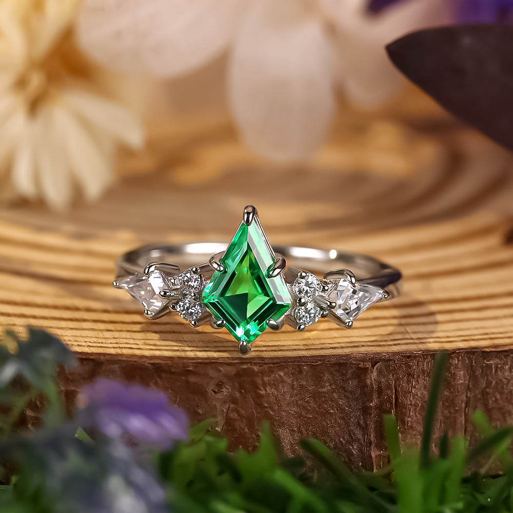 Anillo de compromiso con halo de esmeraldas de laboratorio ovaladas de 1 ct