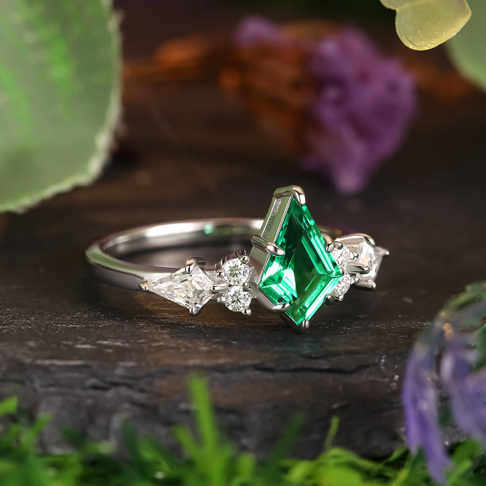 Anillo de compromiso con halo de esmeraldas de laboratorio ovaladas de 1 ct