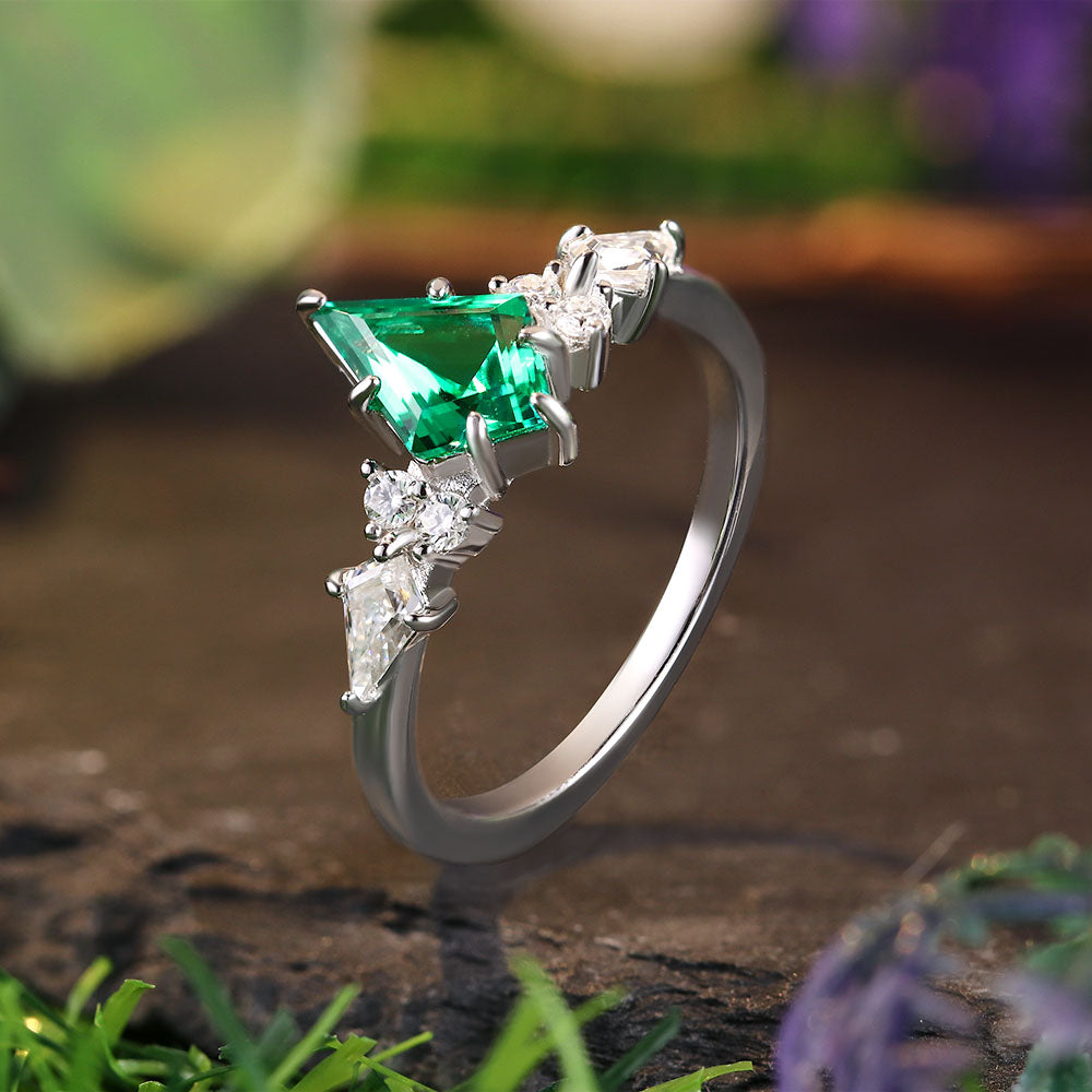 Anillo de compromiso con halo de esmeraldas de laboratorio ovaladas de 1 ct