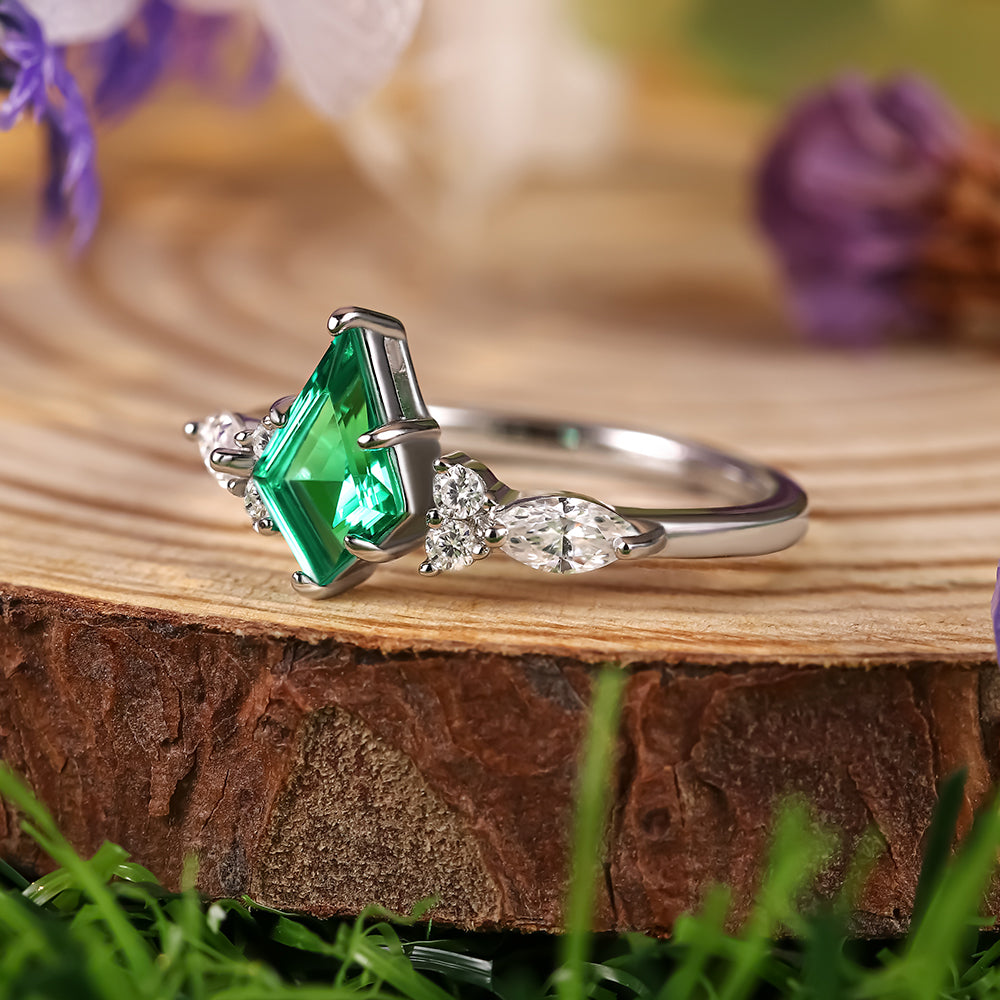 Bague de fiançailles avec halo d'émeraude ovale de laboratoire de 1 ct