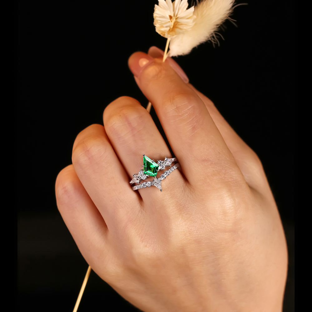 Anillo de compromiso con halo de esmeraldas de laboratorio ovaladas de 1 ct