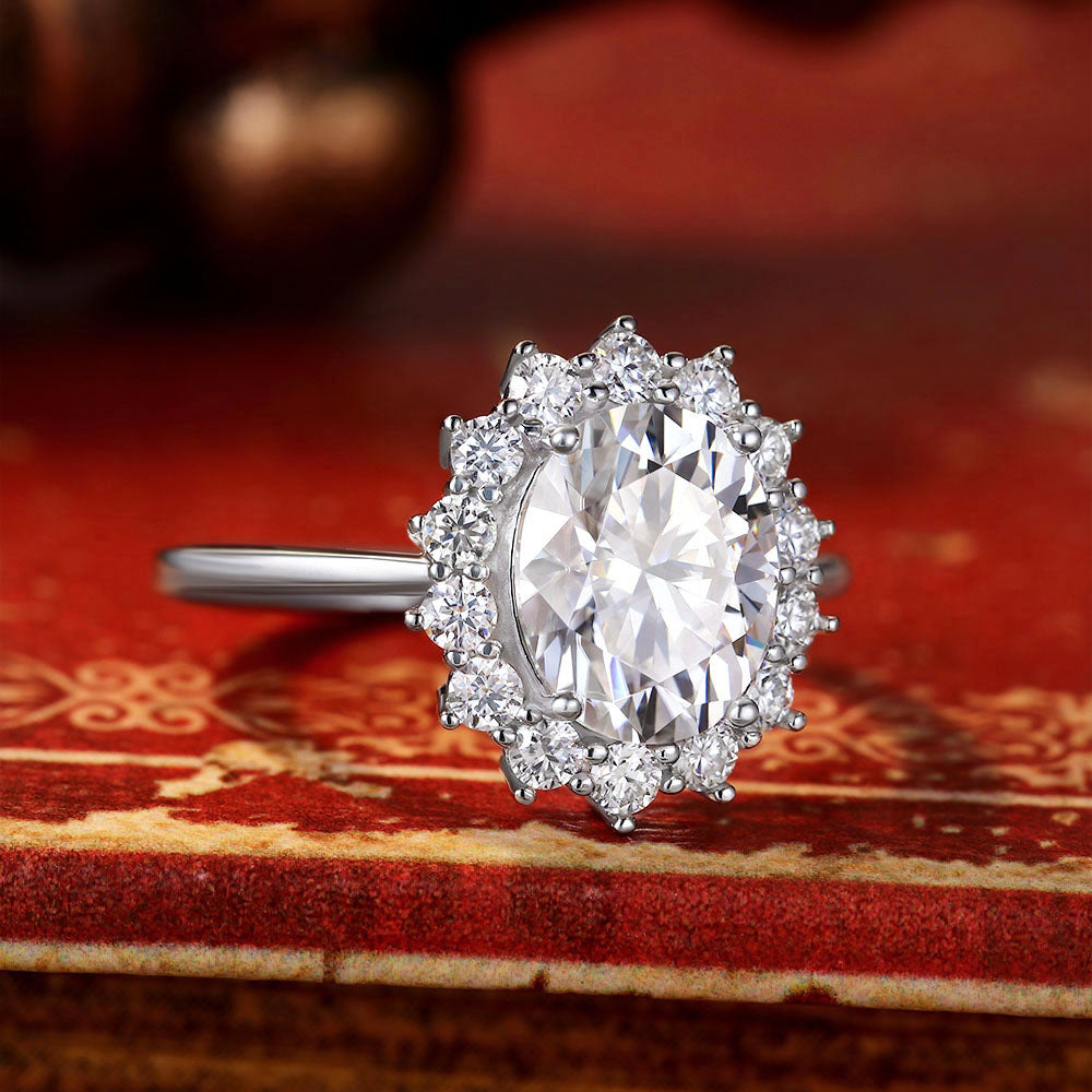 Bague de fiançailles avec halo d'émeraude ovale de laboratoire de 1 ct