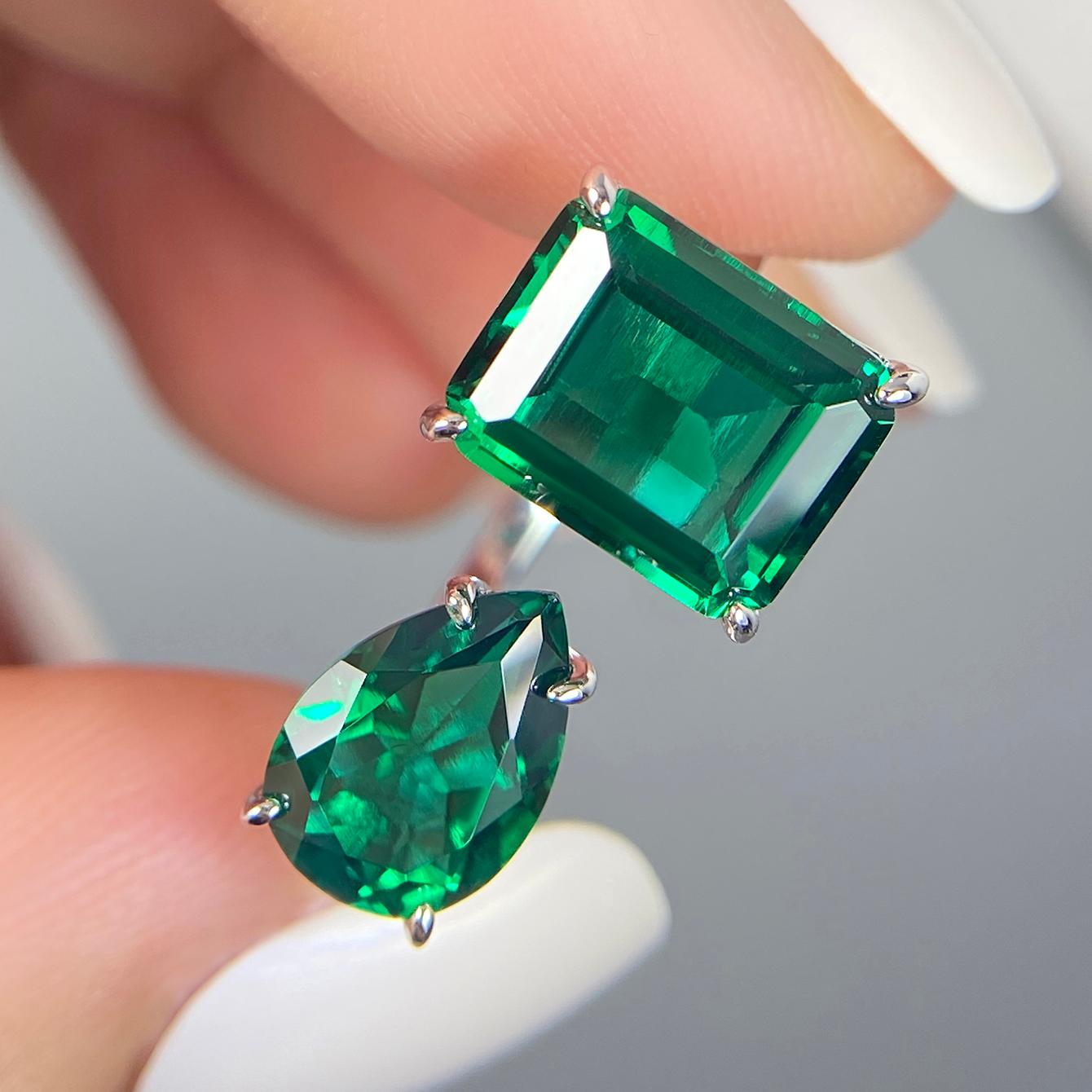 Anillo de compromiso con halo de esmeraldas de laboratorio ovaladas de 1 ct