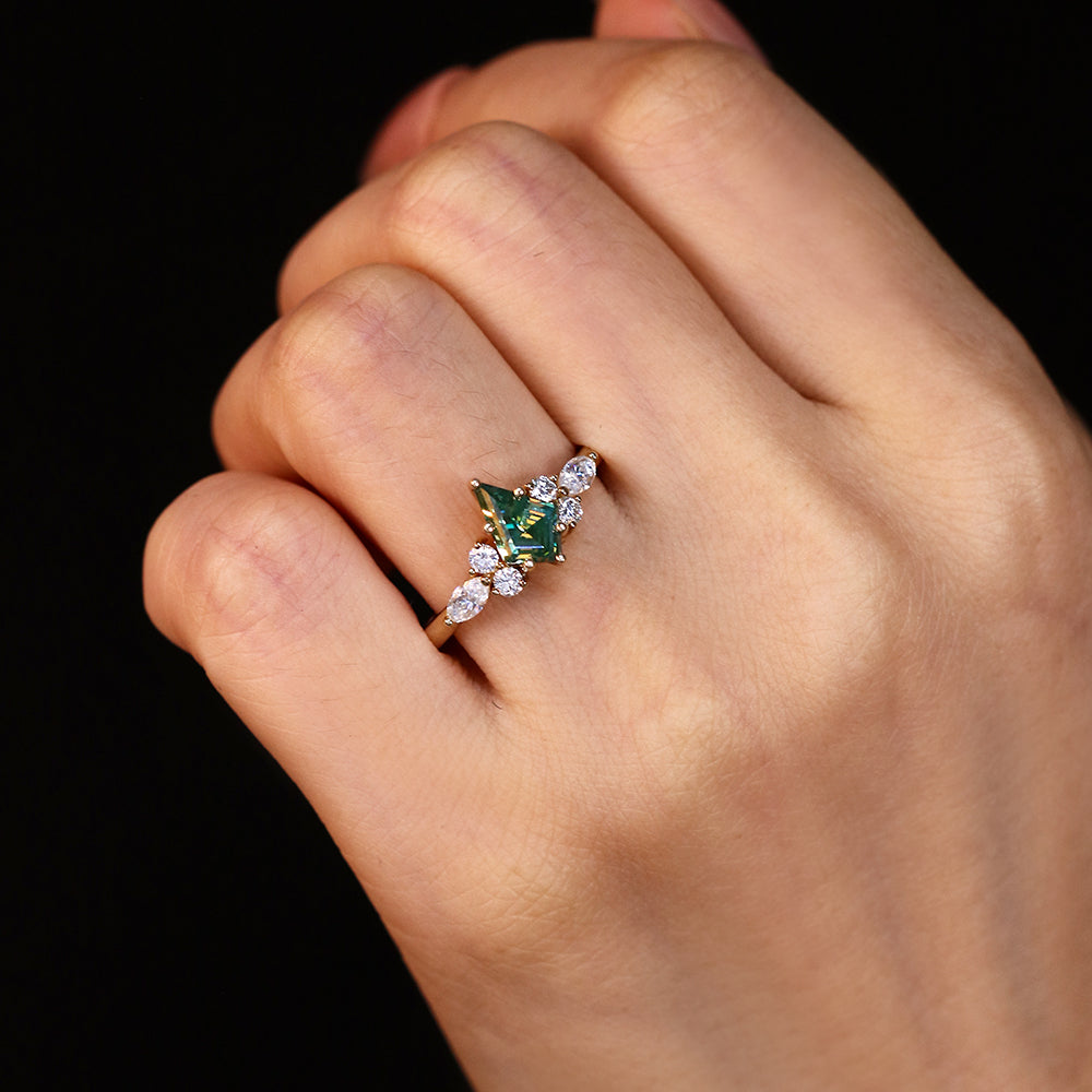 Anillo de compromiso con halo de esmeraldas de laboratorio ovaladas de 1 ct