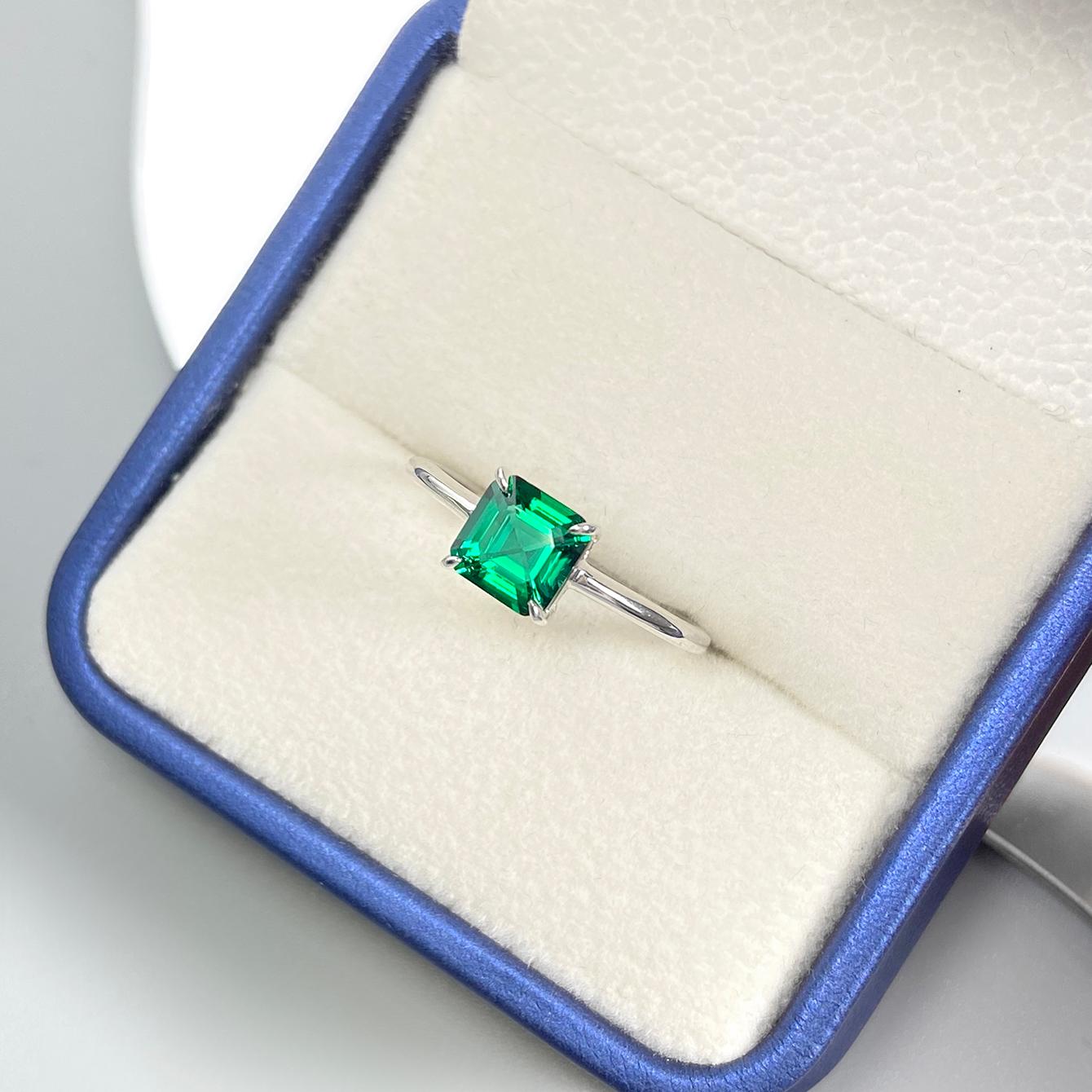 Bague de fiançailles avec halo d'émeraude ovale de laboratoire de 1 ct