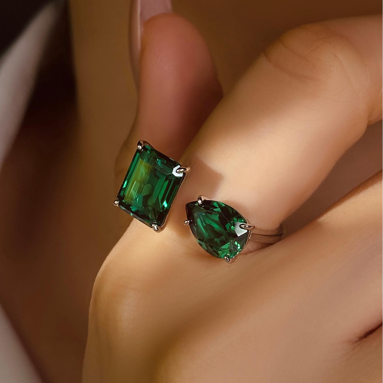 Anillo de compromiso con halo de esmeraldas de laboratorio ovaladas de 1 ct