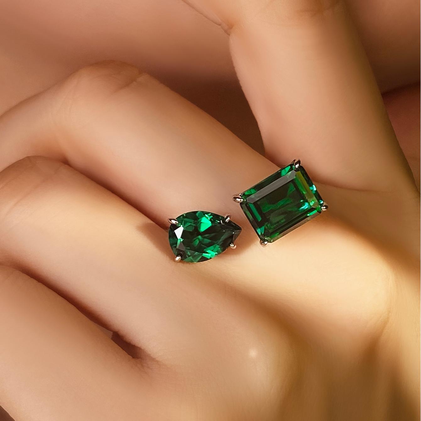 Anillo de compromiso con halo de esmeraldas de laboratorio ovaladas de 1 ct