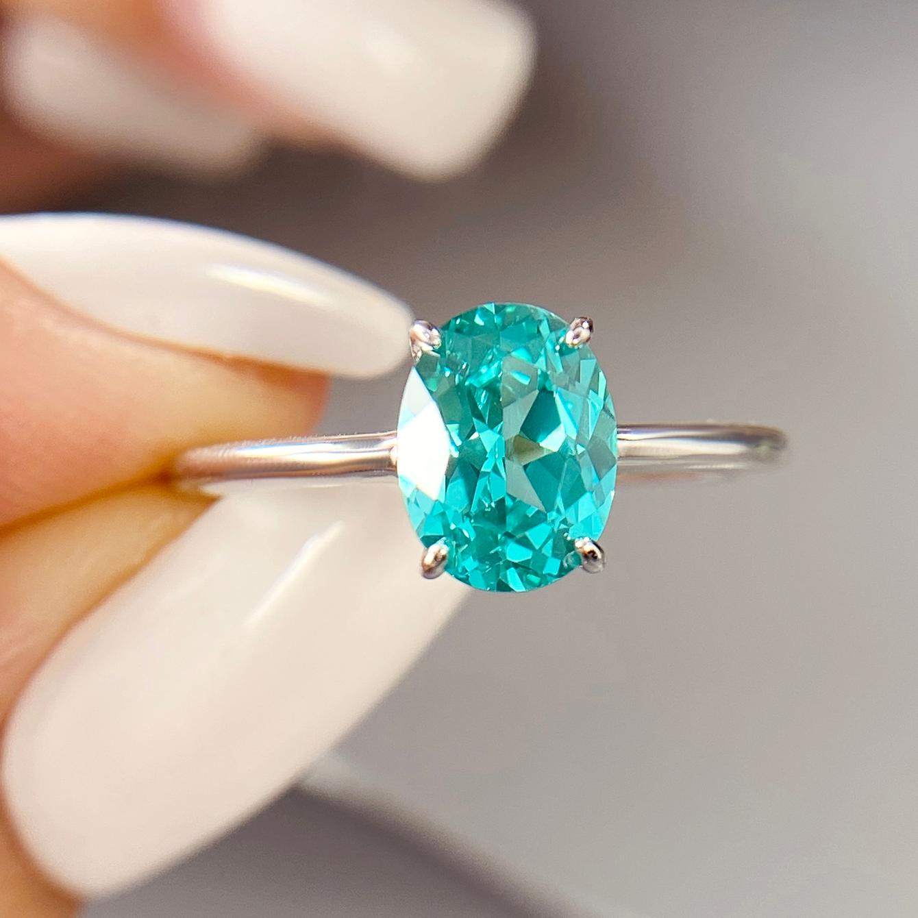 Bague de fiançailles avec halo d'émeraude ovale de laboratoire de 1 ct