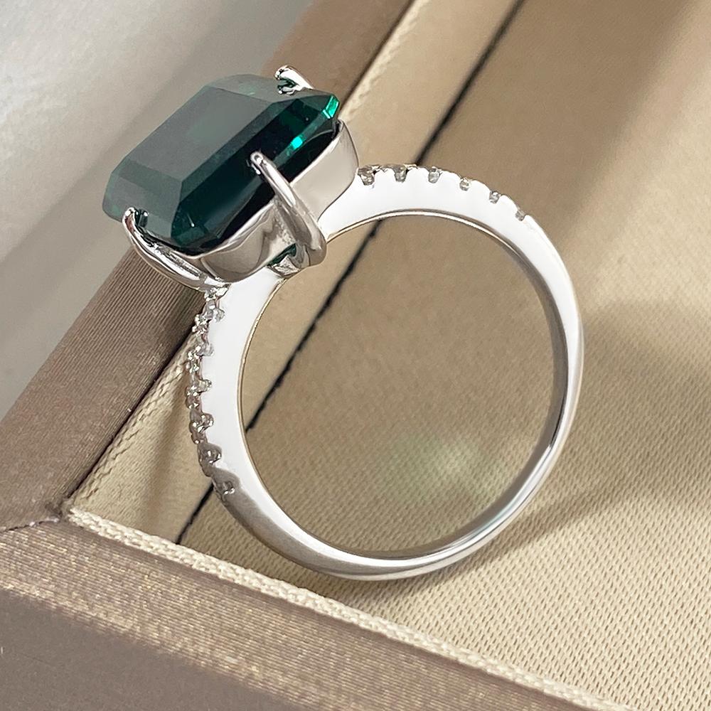 Bague de fiançailles avec halo d'émeraude ovale de laboratoire de 1 ct