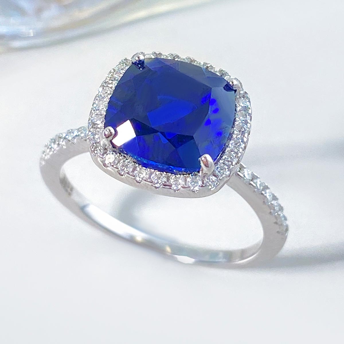 Bague de fiançailles à trois pierres avec saphir bleu rond de laboratoire de 6 ct