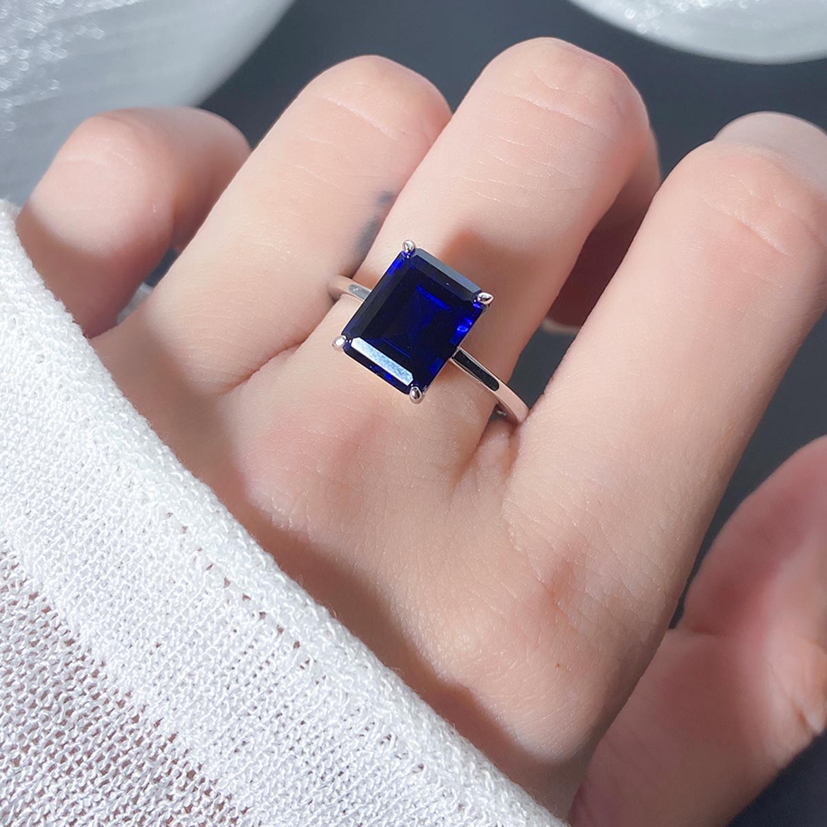Anillo de compromiso de tres piedras con zafiro azul de laboratorio redondo de 6 ct