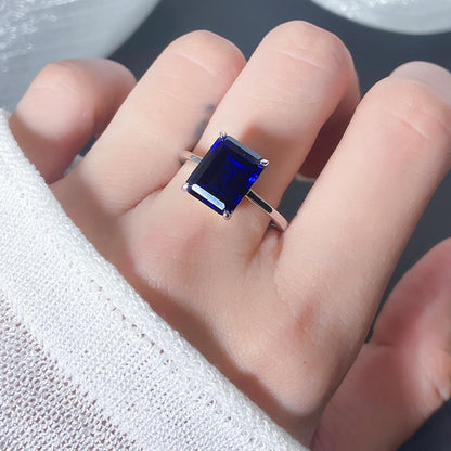 Anillo de compromiso de tres piedras con zafiro azul de laboratorio redondo de 6 ct