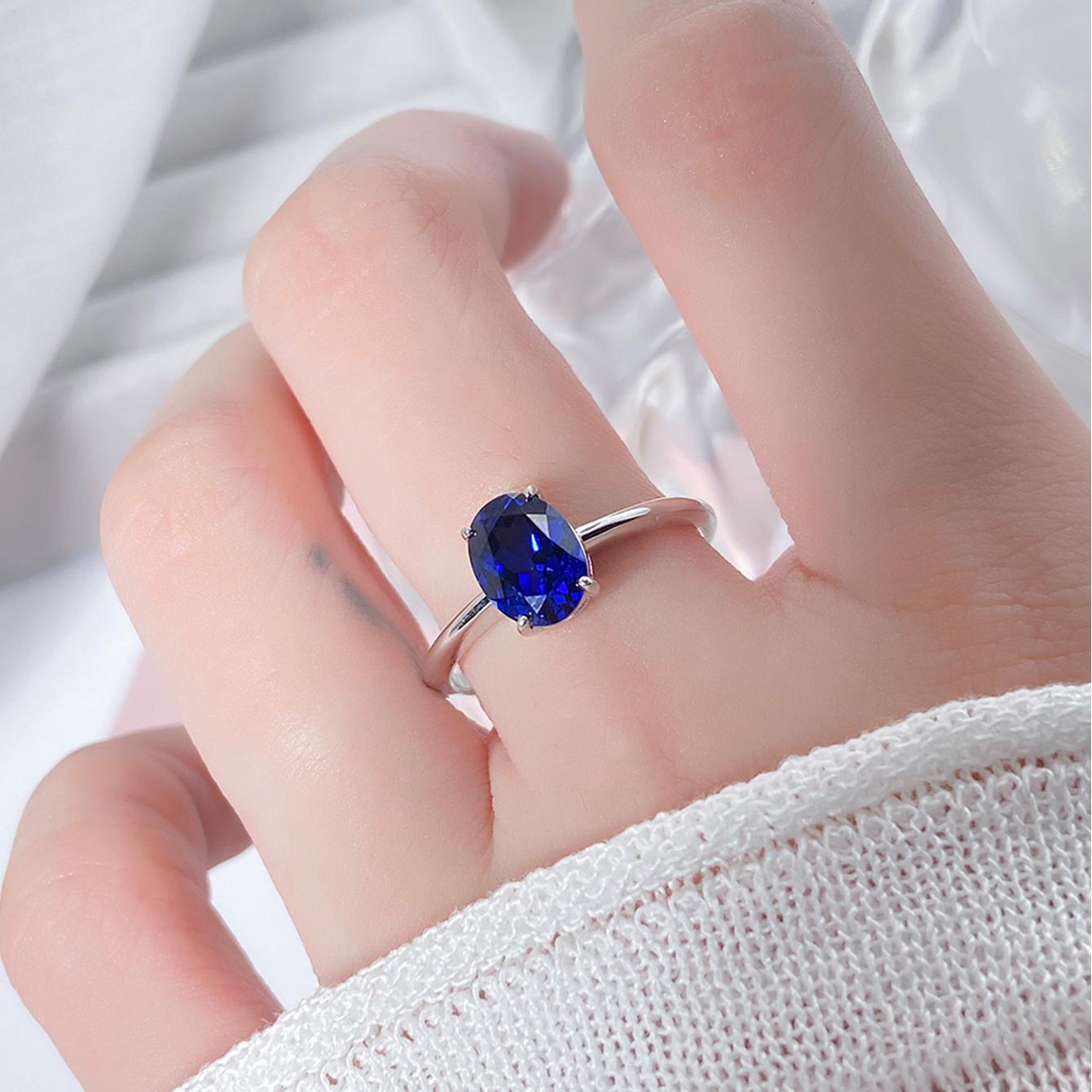 Bague de fiançailles à trois pierres avec saphir bleu rond de laboratoire de 6 ct
