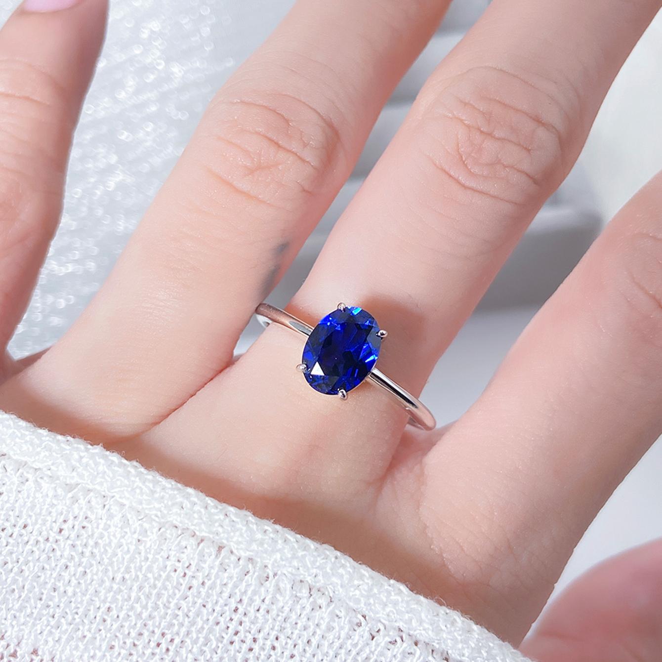 Anillo de compromiso de tres piedras con zafiro azul de laboratorio redondo de 6 ct