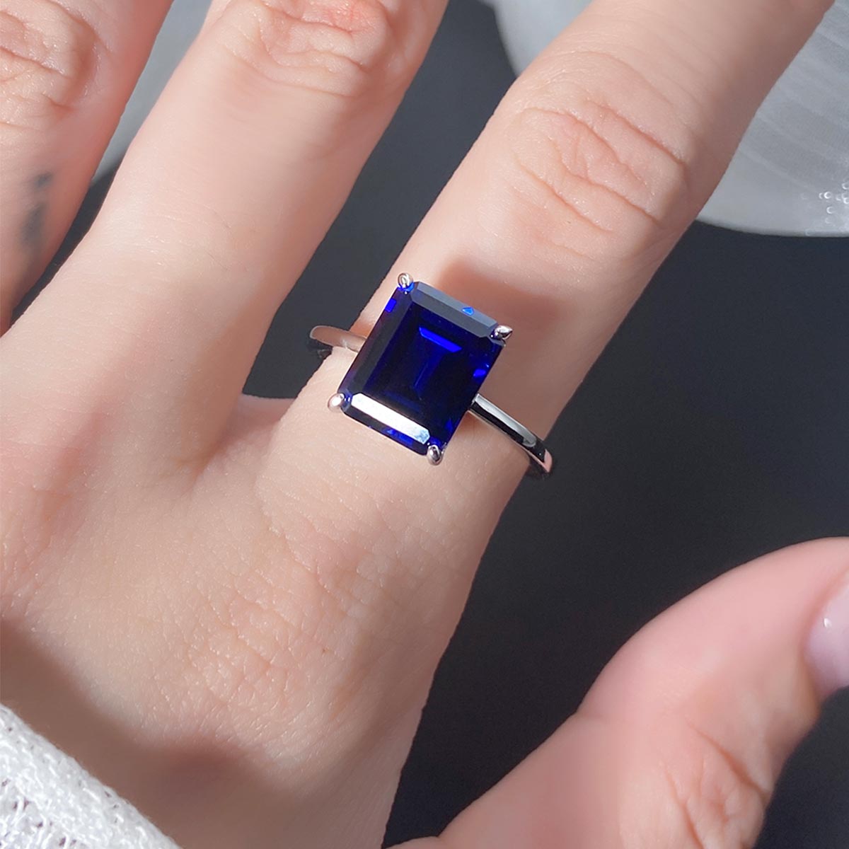 Bague de fiançailles à trois pierres avec saphir bleu rond de laboratoire de 6 ct