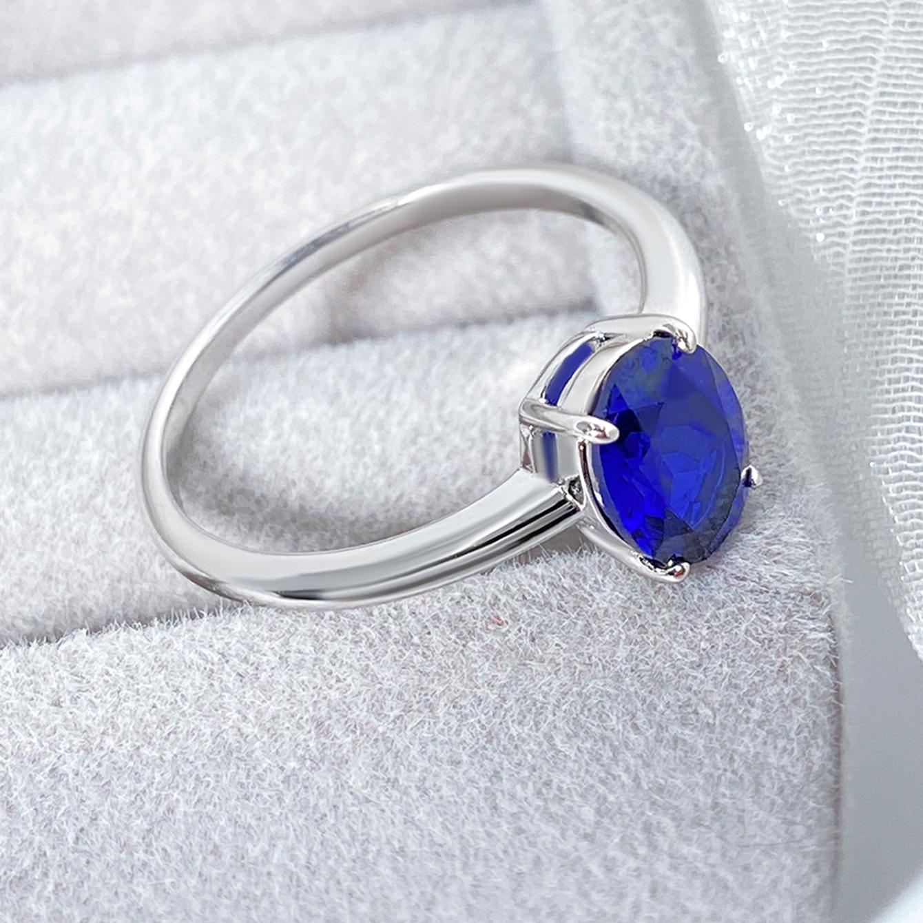 Anillo de compromiso de tres piedras con zafiro azul de laboratorio redondo de 6 ct