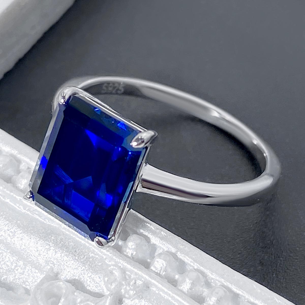 Anillo de compromiso de tres piedras con zafiro azul de laboratorio redondo de 6 ct