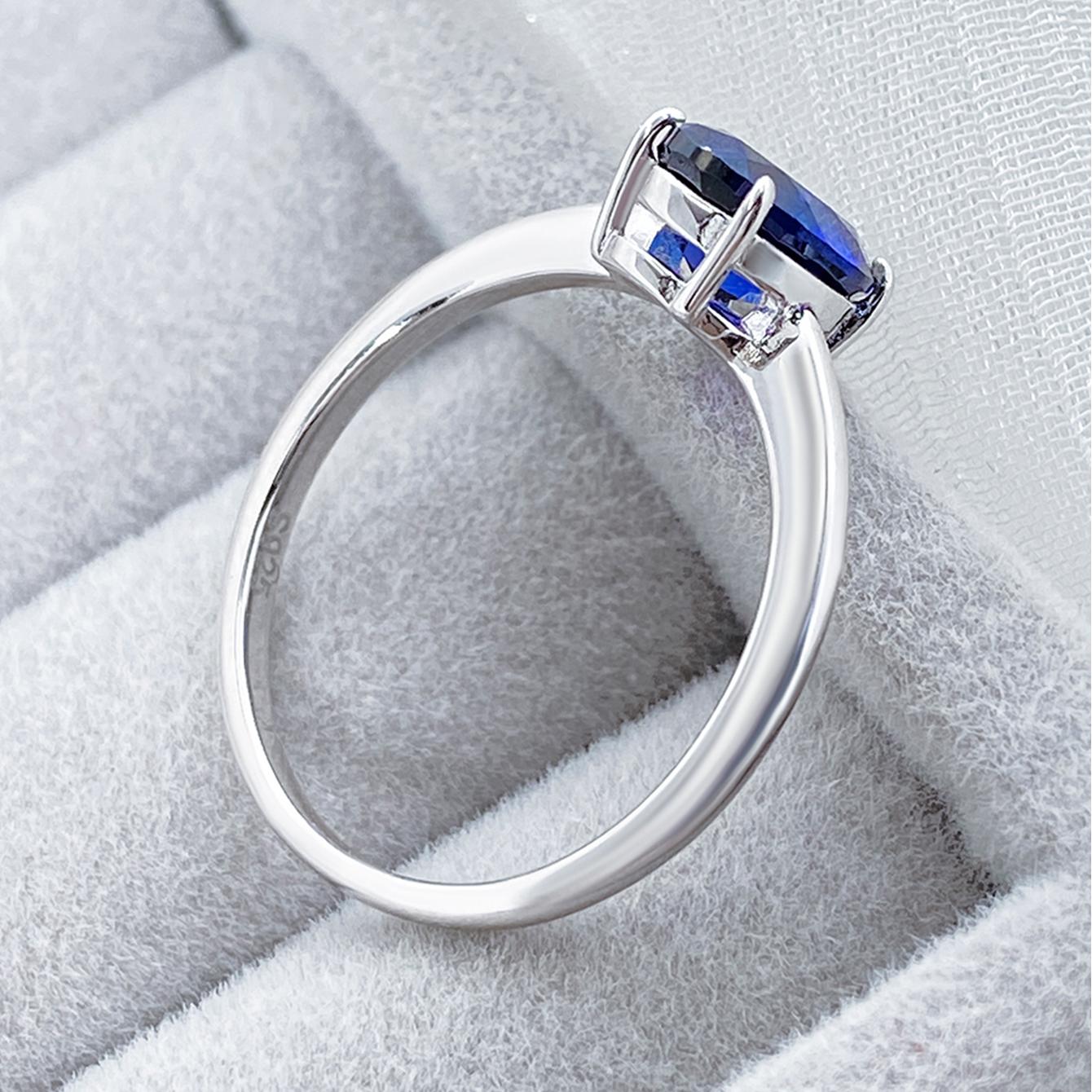 Anillo de compromiso de tres piedras con zafiro azul de laboratorio redondo de 6 ct