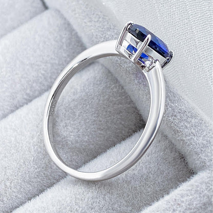 Anillo de compromiso de tres piedras con zafiro azul de laboratorio redondo de 6 ct
