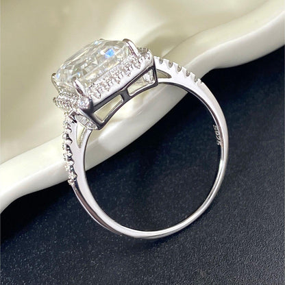 Anillo de compromiso con halo de esmeraldas de laboratorio ovaladas de 1 ct