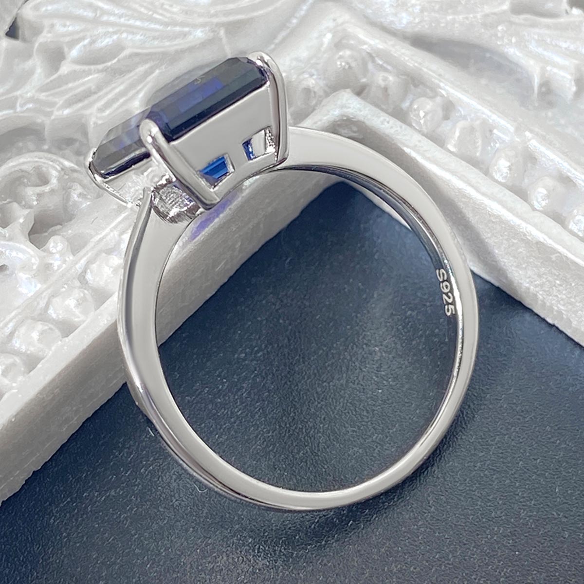 Anillo de compromiso de tres piedras con zafiro azul de laboratorio redondo de 6 ct