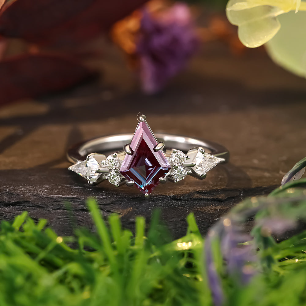 Anillo de compromiso con halo de esmeraldas de laboratorio ovaladas de 1 ct