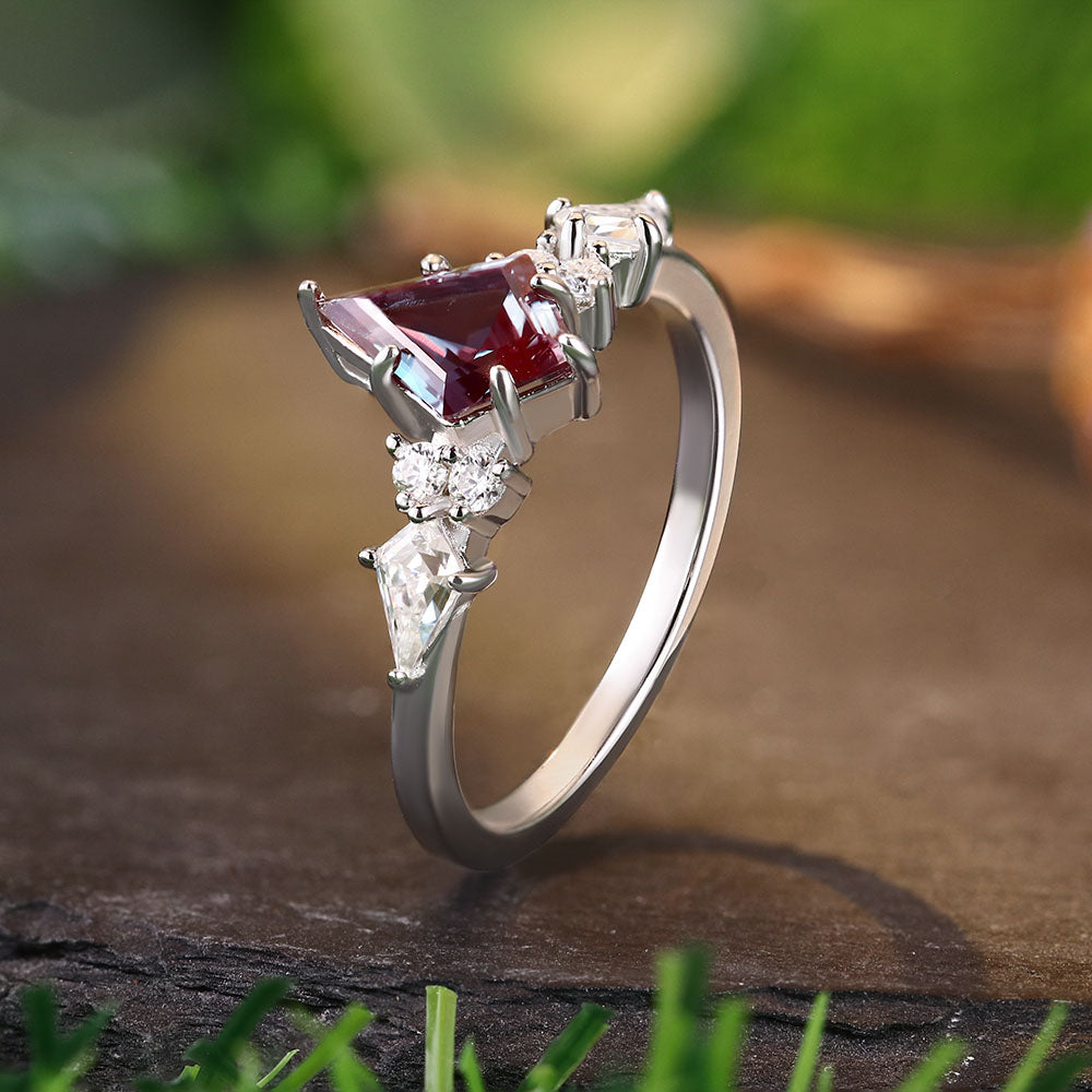 Anillo de compromiso con halo de esmeraldas de laboratorio ovaladas de 1 ct