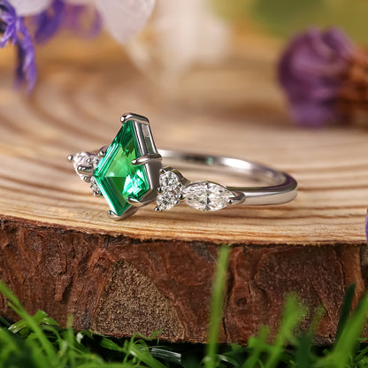 Bague de fiançailles avec halo d'émeraude ovale de laboratoire de 1 ct