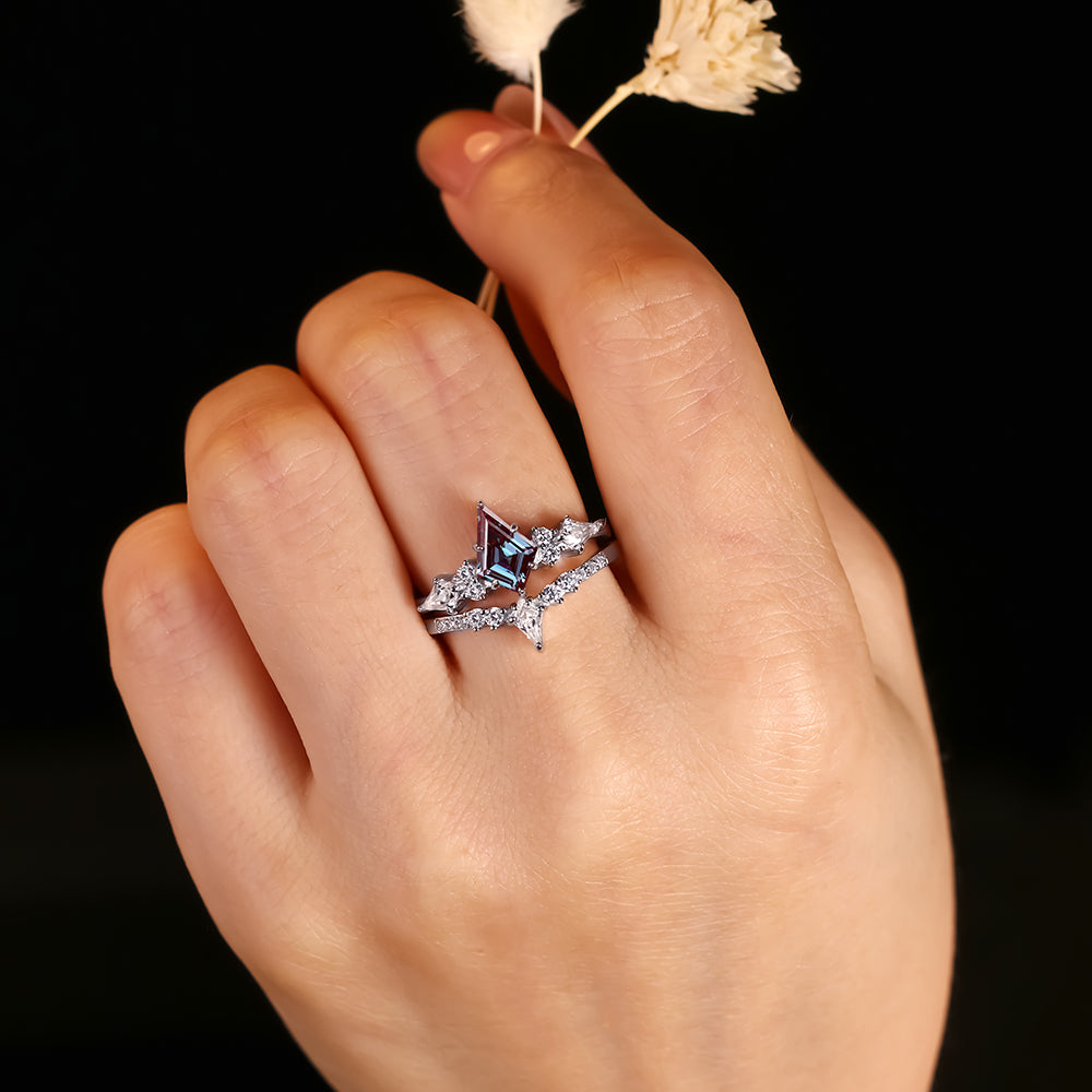 Anillo de compromiso con halo de esmeraldas de laboratorio ovaladas de 1 ct