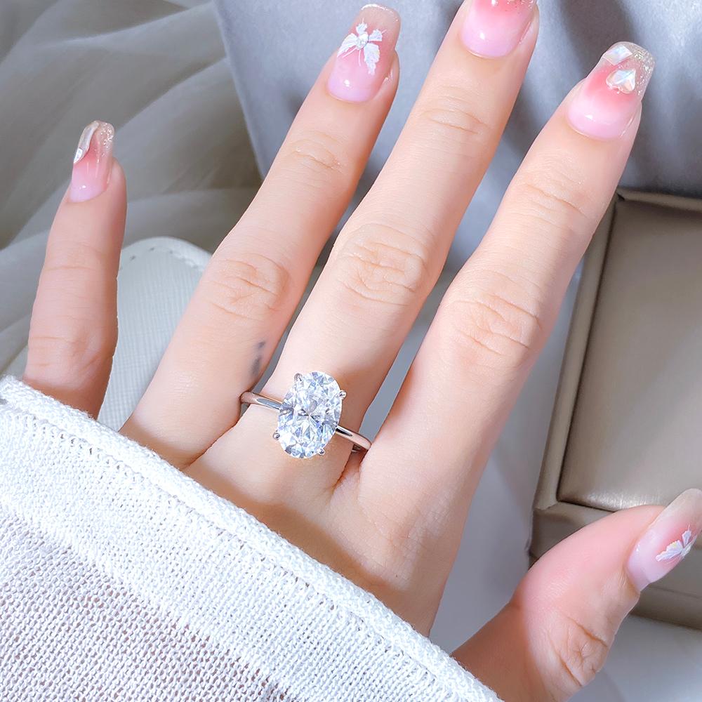 Anillo de compromiso con halo de esmeraldas de laboratorio ovaladas de 1 ct