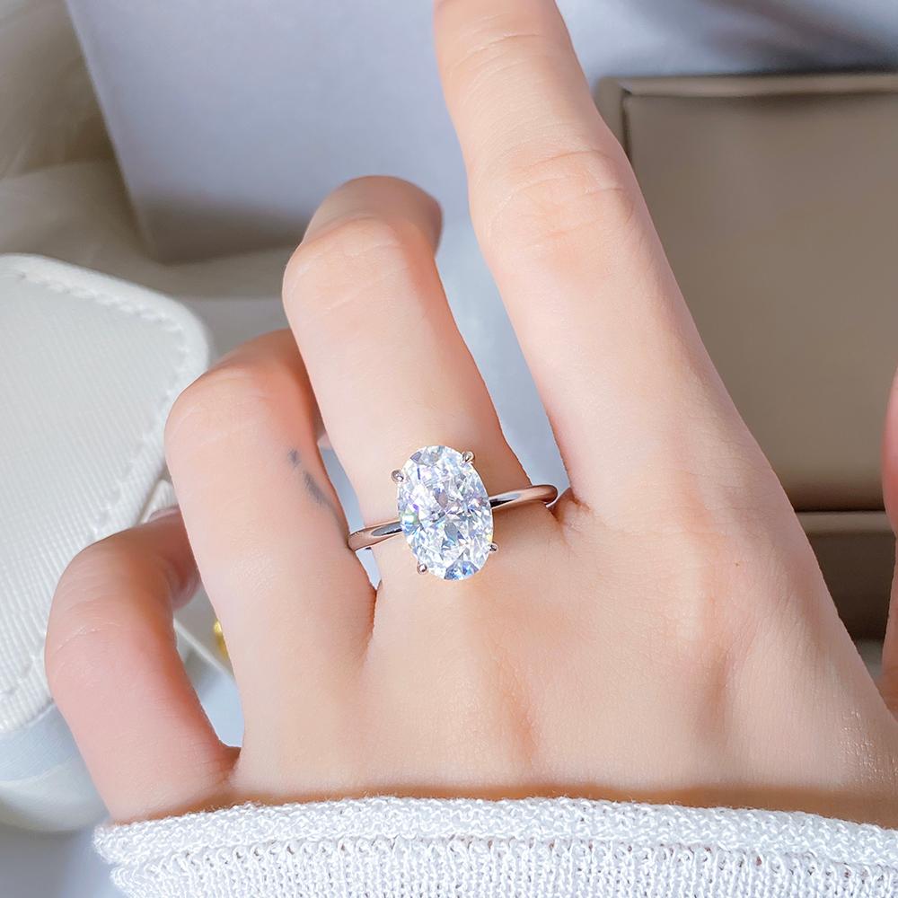 Anillo de compromiso con halo de esmeraldas de laboratorio ovaladas de 1 ct