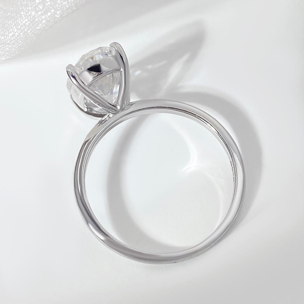 Anillo de compromiso con halo de esmeraldas de laboratorio ovaladas de 1 ct