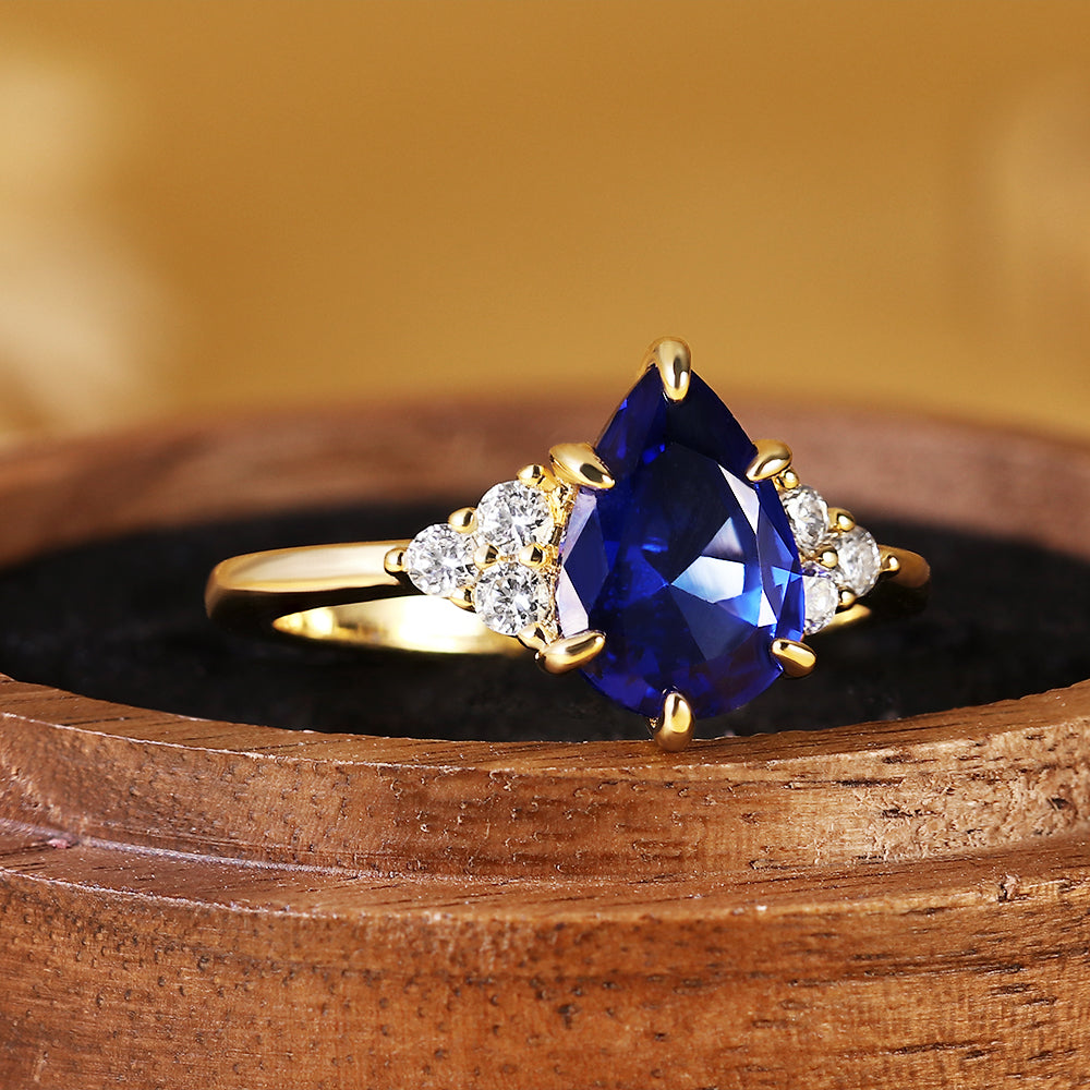 Anillo de compromiso con halo de esmeraldas de laboratorio ovaladas de 1 ct