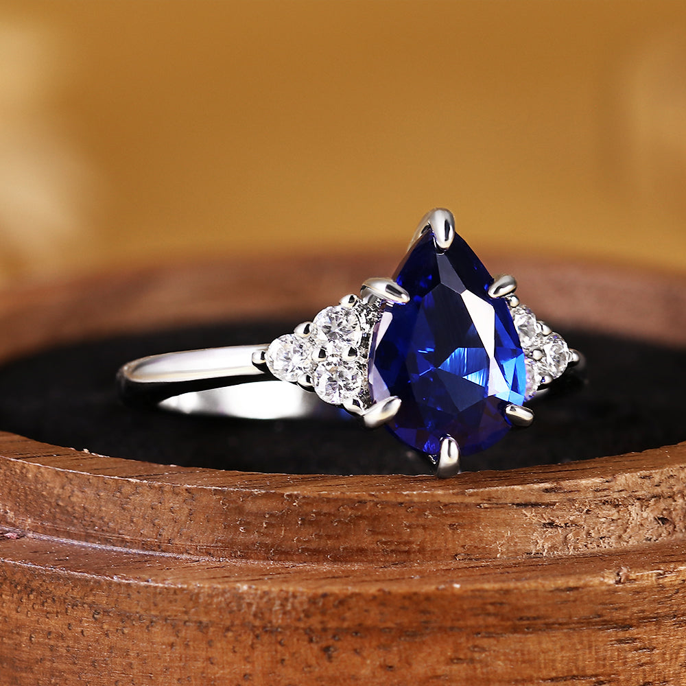 Anillo de compromiso con halo de esmeraldas de laboratorio ovaladas de 1 ct