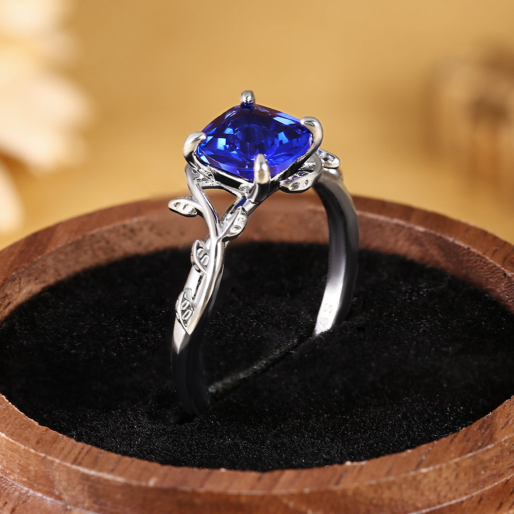 Anillo de compromiso con halo de esmeraldas de laboratorio ovaladas de 1 ct
