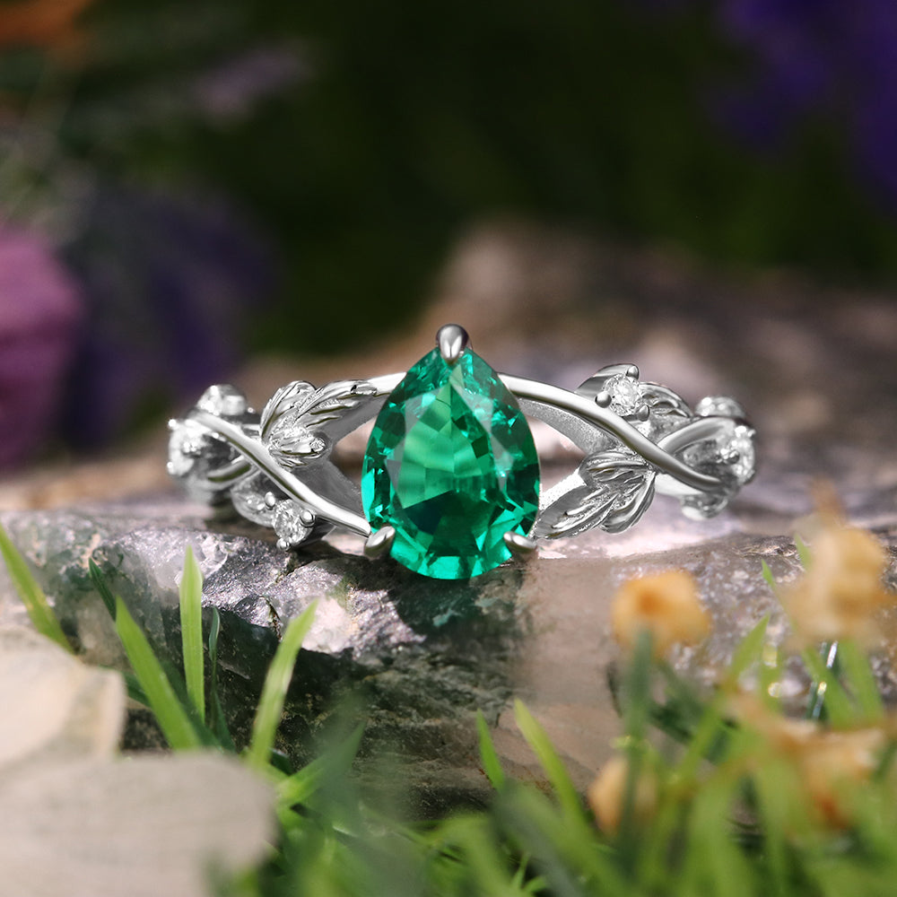 Anillo de compromiso con halo de esmeraldas de laboratorio ovaladas de 1 ct