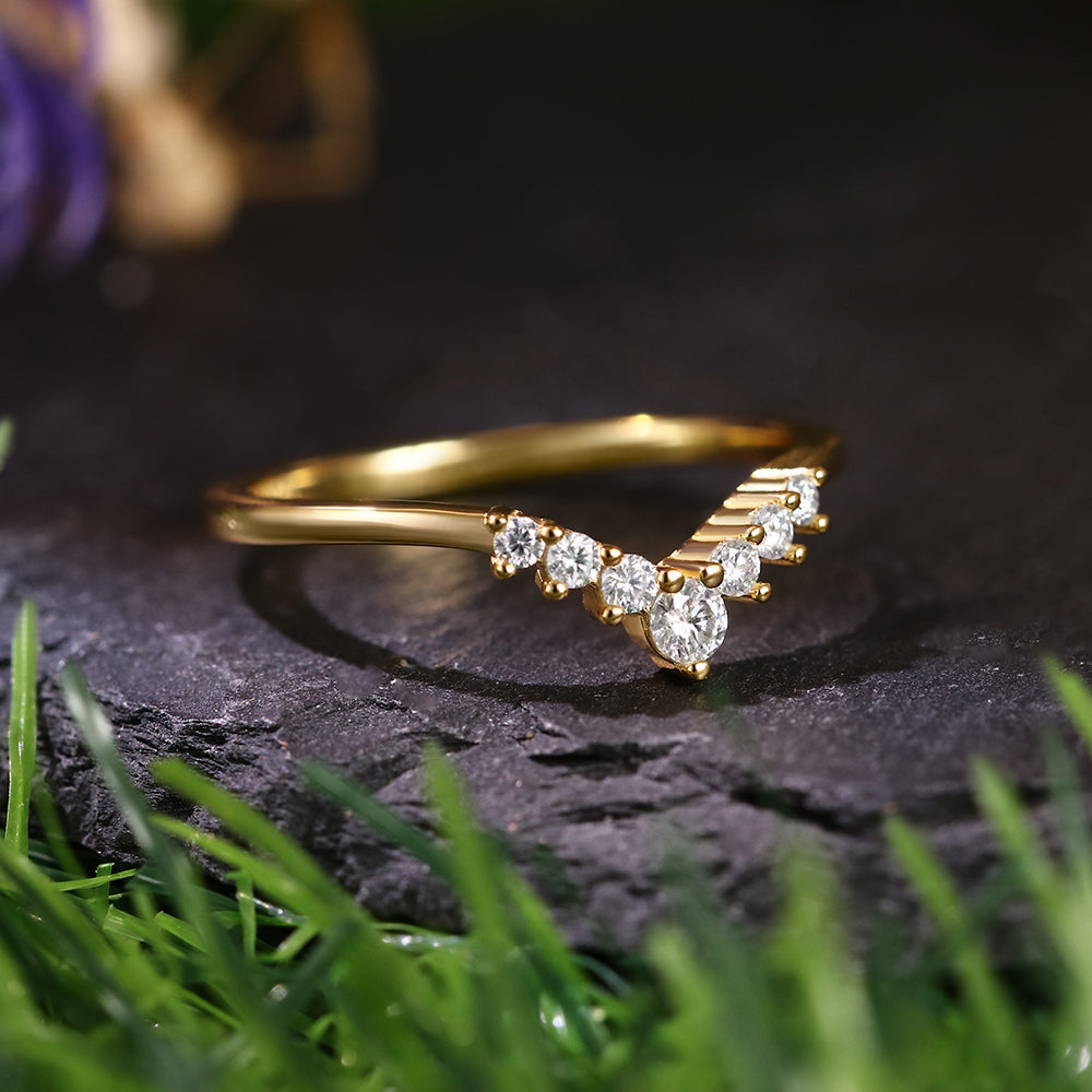 Round Cut Moissanite Curved Wedding Band