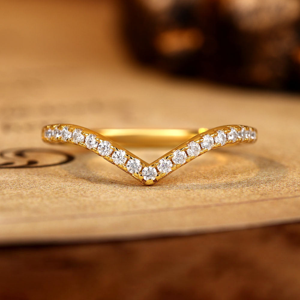 0.22 ct Round Cut Moissanite Curved Wedding Ring