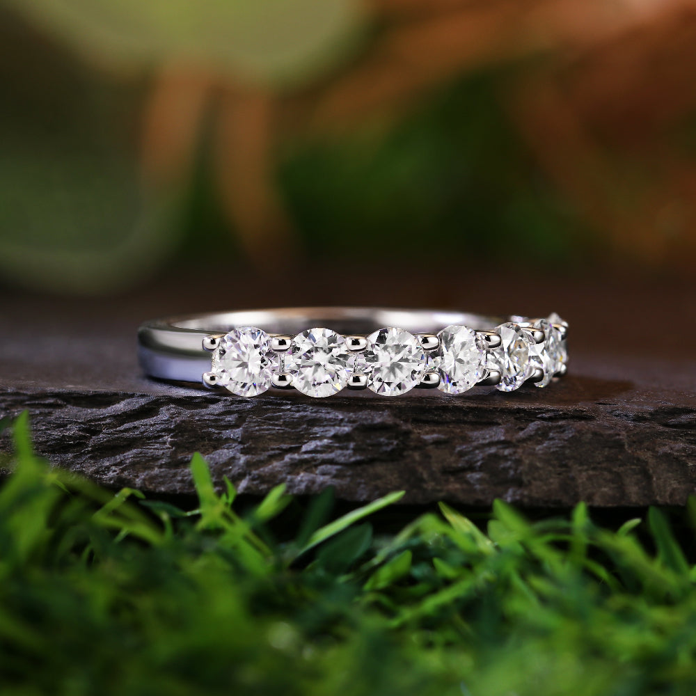 Bague de fiançailles avec halo d'émeraude ovale de laboratoire de 1 ct