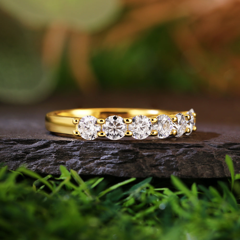 Bague de fiançailles avec halo d'émeraude ovale de laboratoire de 1 ct