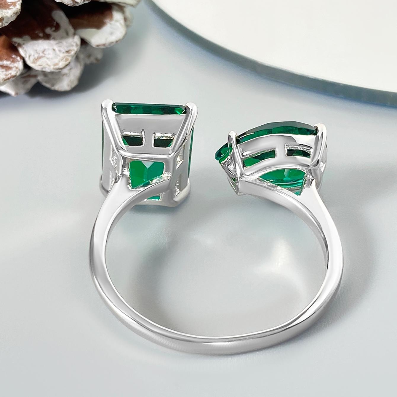 Anillo de compromiso con halo de esmeraldas de laboratorio ovaladas de 1 ct