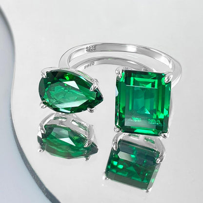 Anillo de compromiso con halo de esmeraldas de laboratorio ovaladas de 1 ct