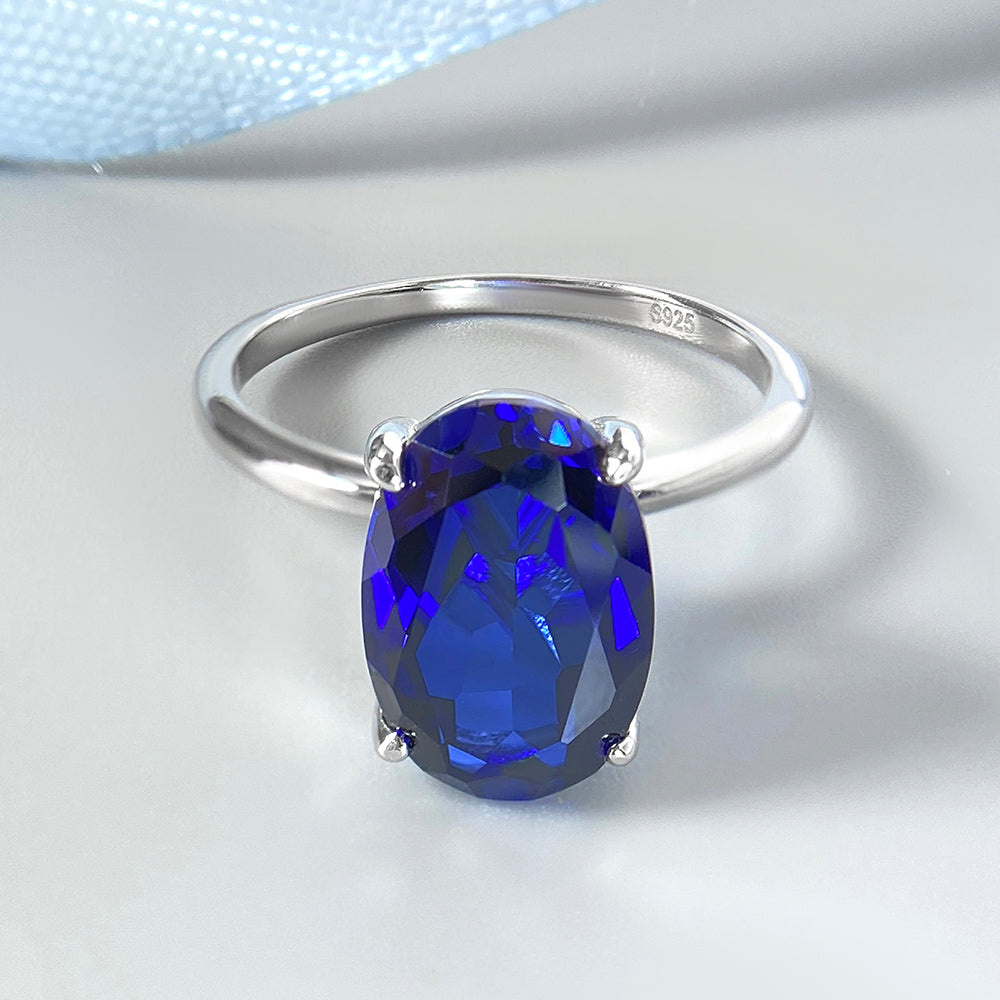 Anillo de compromiso de tres piedras con zafiro azul de laboratorio redondo de 6 ct
