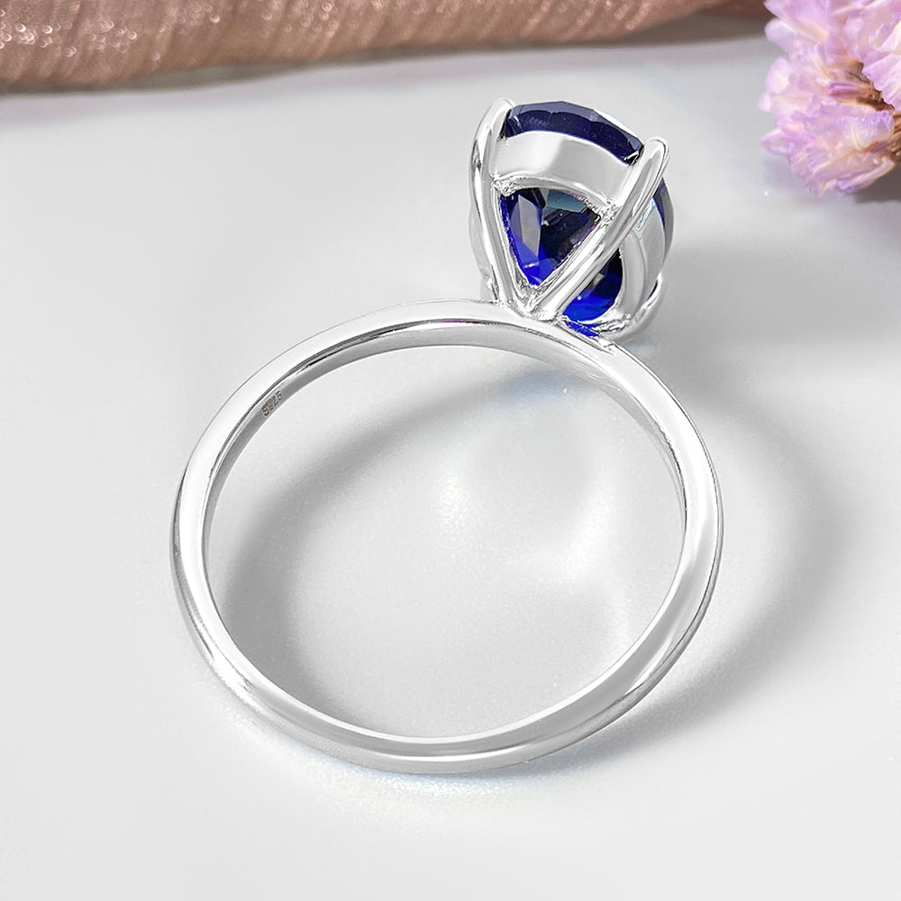 Anillo de compromiso de tres piedras con zafiro azul de laboratorio redondo de 6 ct