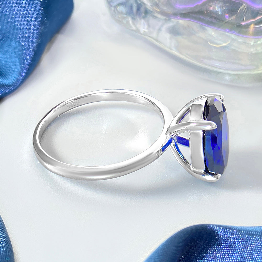 Anillo de compromiso de tres piedras con zafiro azul de laboratorio redondo de 6 ct