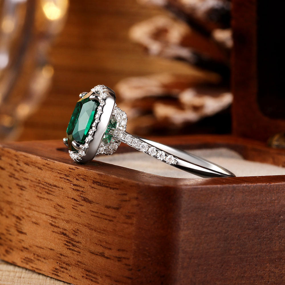 Bague de fiançailles avec halo d'émeraude ovale de laboratoire de 1 ct