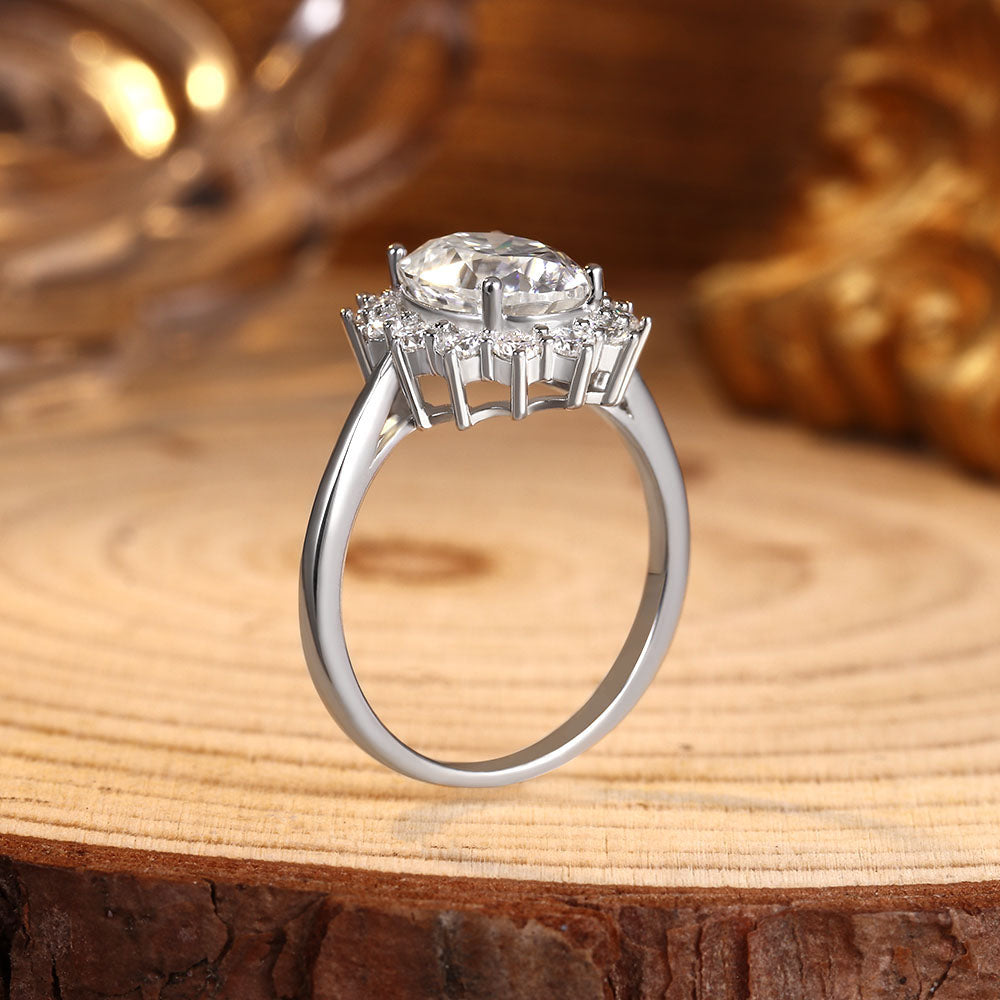 Bague de fiançailles avec halo d'émeraude ovale de laboratoire de 1 ct